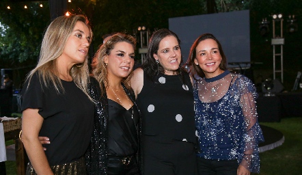  Mónica, Maribel y Pilar Torres con Ana Rosa Guerra.