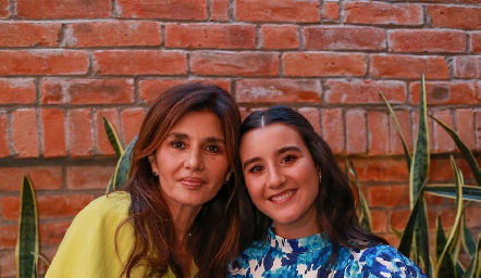  Claudette Villasana con sus suegra Guillermina de los Santos.