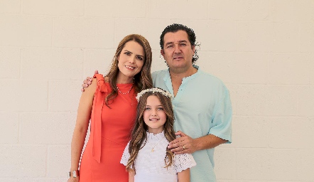  Ana Alvarado y Mauricio Lozano con su hija Inés.