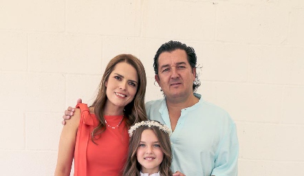  Ana Alvarado y Mauricio Lozano con su hija Inés.