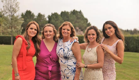  Ana Zermeño con sus hijas Ana, Marcela, Vero y Lorena Alvarado.