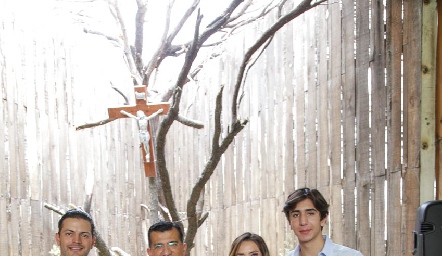  José Pablo con el padre Chava, sus papás Fernando Toranzo, Adriana Medina y su padrino Marcelo Abaroa.