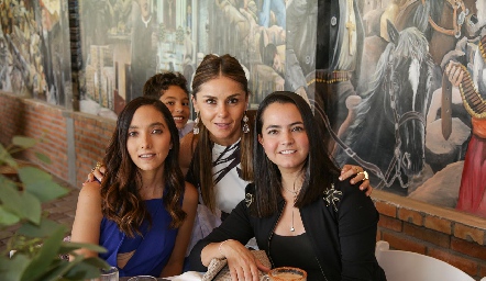  Moni Villanueva, Claudia Pérez y Mariana Meade.