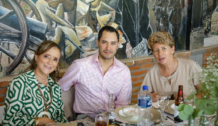  Margarita Acebo, Daniel Medina y María Estela.