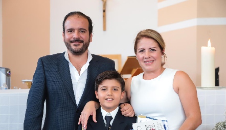  Salvador Orozco y Georgina Anaya con su hijo José María.