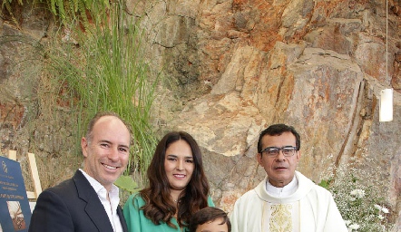  Mau con sus padrinos Pablo Díaz del Castillo y el padre Salvador.