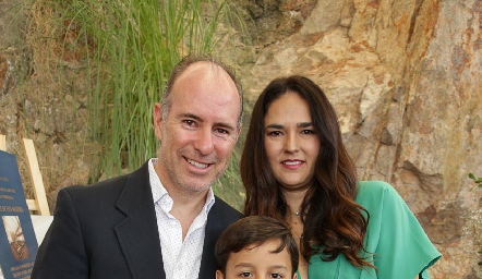  Mau con sus padrinos Pablo Díaz del Castillo y Ana Paula Valdés.