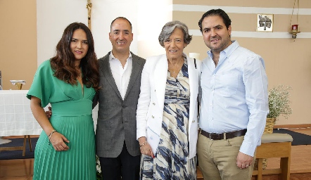  Victoria Labastida con sus hijos Ana Paula, Carlos y Diego Valdés.