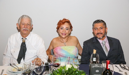  Javier, Paola Guadalupe y Emilio Martinez.