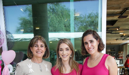  Mónica Garza con su suegra Ana Laura Villarreal y su cuñada Mariana de Luna.
