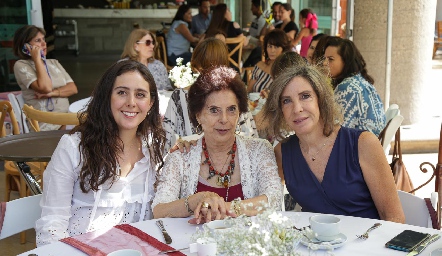  Vale Villarreal, Ana María Villarreal y Covadonga Pérez.