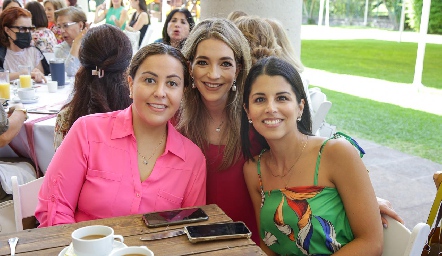  María Elena Torres, Mónica Garza y Lucía González.