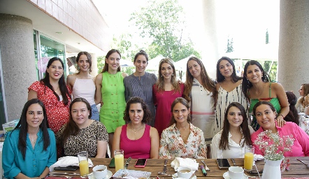  Mónica Garza con sus amigas.
