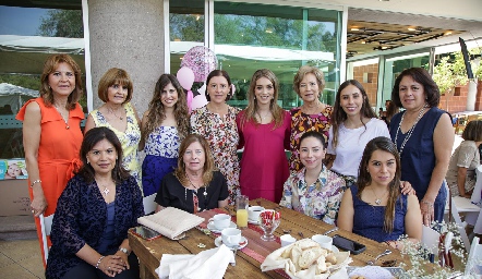  Mónica Garza con su familia y amigas.