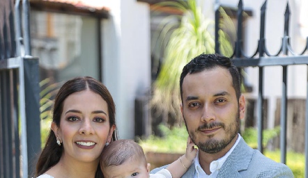  Mónica Duarte y Adolfo Martínez con su hijo Rodrigo.