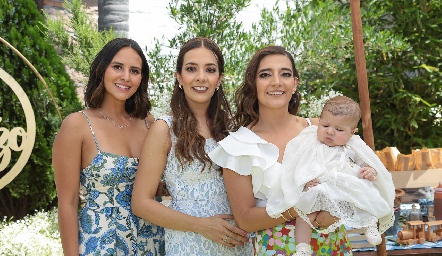 Cristina Dávila, Mónica Duarte y Monserrat Duarte con Rodrigo.