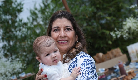 Lourdes Bocard con su nieto Rodrigo.