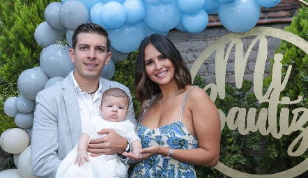 Juan Alfonso Duarte y Cristina Dávila con su ahijado Rodrigo.