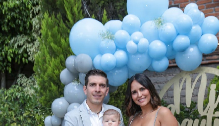 Juan Alfonso Duarte y Cristina Dávila con su ahijado Rodrigo.