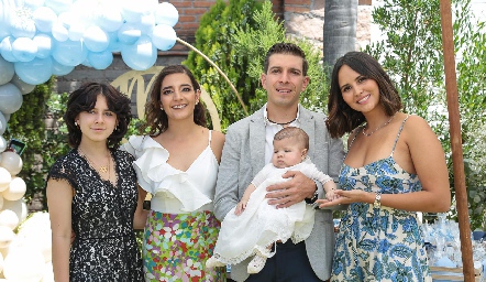 Rodrigo con sus padrinos Sophia Maguey, Montserrat Duarte, Juan Duarte y Cristina Dávila.