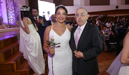  Ale Martínez con su abuelo Isaías Martínez.