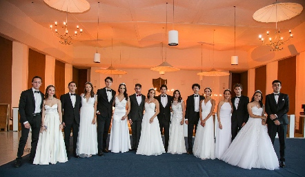  Las princesas con sus chambelanes.
