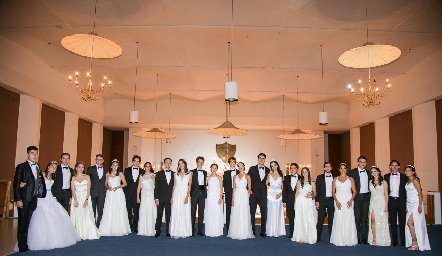  Las princesas con sus chambelanes.