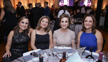  Susana, Julie, Isabel y Cristina Humara.