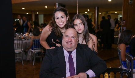 Salomón Raitarsky con sus hijas Alejandra y Ximena.