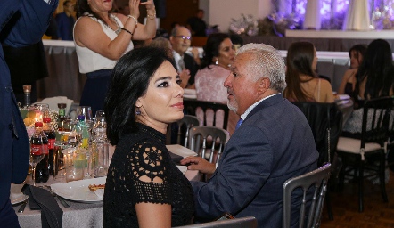  Beatriz Canseco atenta a la pasarela.