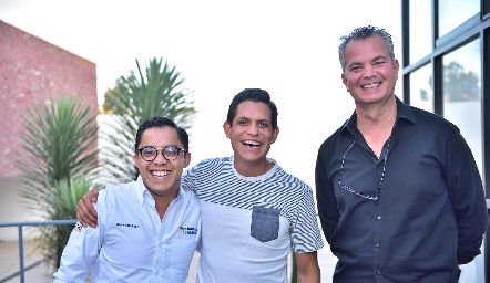 Mauricio, Diego y Víctor .