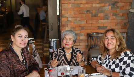  Norma Robledo, Leonor Zapata y Sara González.