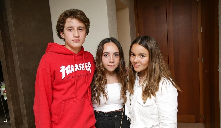  Israel López, Roberta Medina y Camila Monsiváis.