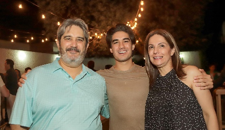 Humberto Rodríguez y Claudia Quintero con su hijo José María.