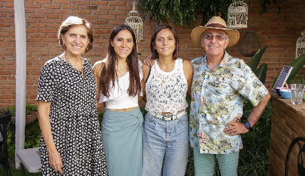  Dolores, Sofía, Claudia y Enrique Díaz de León.
