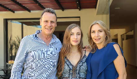  Alfredo Gallegos y Celina Conde con su hija Celina.