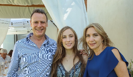  Alfredo Gallegos y Celina Conde con su hija Celina.