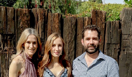  Ana Paula Delgado, Celina Gallegos y Josué Camargo.