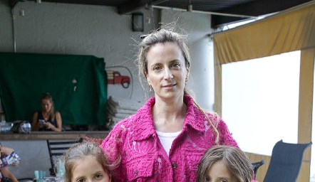  Cristina Ocejo con sus hijas Andrea y Alexa.
