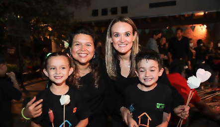  Ana, Sofi, Mónica y Santi.