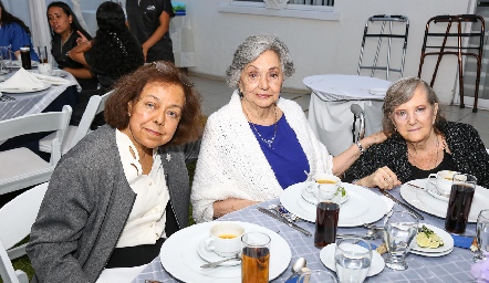  Laura, Lupita y Laurita.