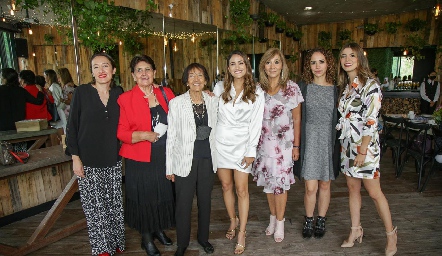  Fer García con la familia Guerrero .