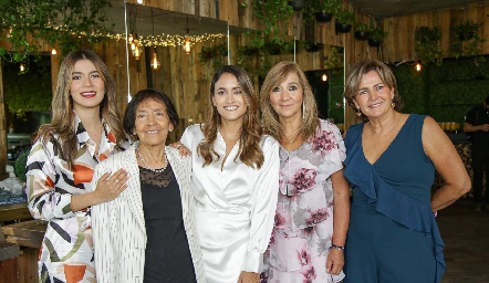  Sofía Muñiz, Bertha Guerrero, Fer García, Cristina Córdova y Maruja Marenco.