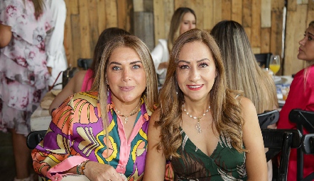  Gris Acosta y Lety Castilo.
