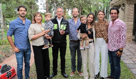 Alejando Abud con su esposa, sus hijos y nietos.