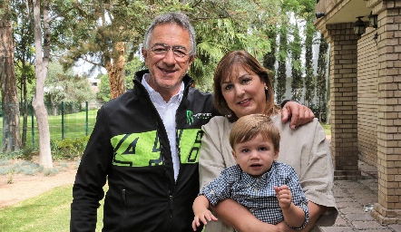  Alejandro Abud y Catherine Barret con su nieto Alejandro Abud.