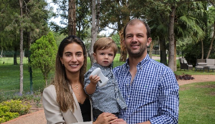  Lorena Andrés y Alejandro Abud con su hijo Alejandro.