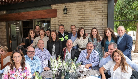 Alejandro Abud celebrando su cumpleaños con su familia y amigos.