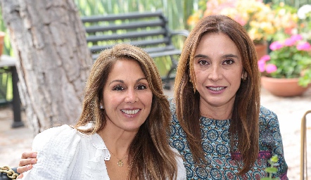  Mónica Monroy y Betylú Sánchez.