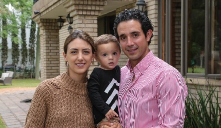  Catalina Abud y Roberto Mejía con su hijo Santiago.